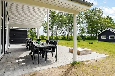 18 Personen Ferienhaus in Væggerløse