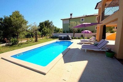 Splendida villa con piscina, centro benessere...