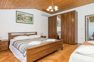 Scenic Seafront Brsec Apartment - Three Bedro...