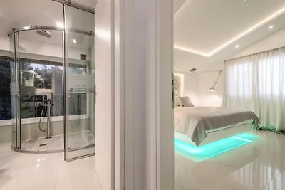 Villa con Jacuzzi, piscina e vista a Tragaki
