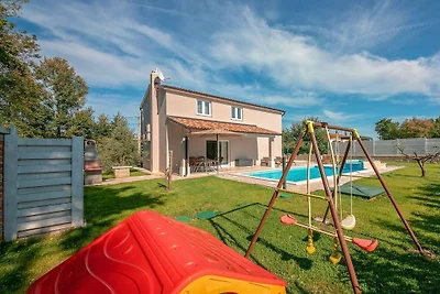 Ferienhaus in Tinjan mit Schwimmbecken