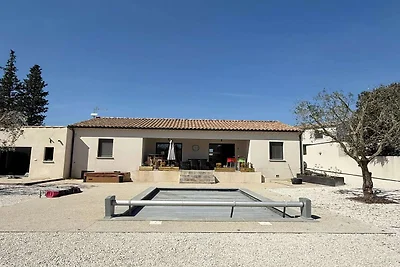 Villa met zwembad en jacuzzi nabij Châteauneu...