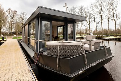 Schönes Hausboot mit Terrasse