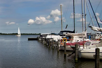 Hausboot mit Klimaanlage in der Marina
