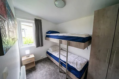 Modern chalet met afwasmachine, aan het...