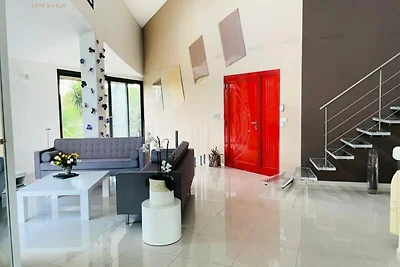 Architektenvilla mit Pool mit Meerblick