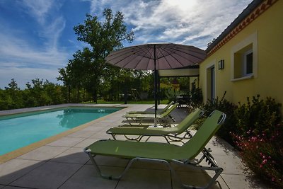 Idyllisches Ferienhaus mit Swimmingpool in Le...