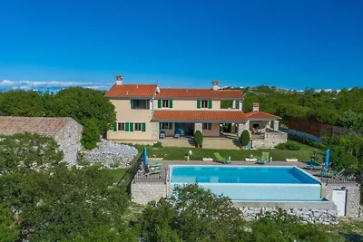 Villa en Koromacno con piscina