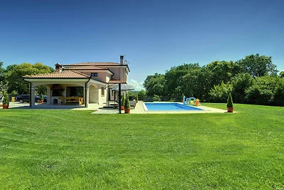 Villa mit Pool und Sonnenschirm in Rovinj