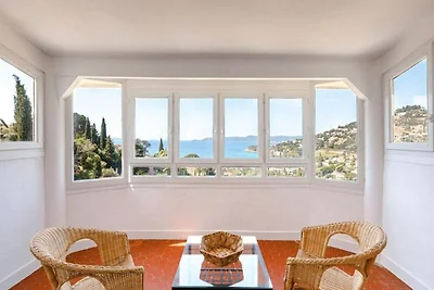 Villa in Aiguebelle mit Meerblick & Pool