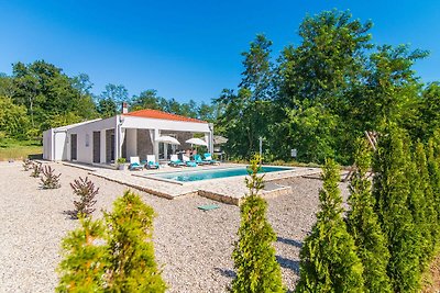 Moderne Villa mit Swimmingpool und umzäuntem...