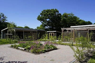 Luxuriöses Ferienhaus umgeben von Wasser und...