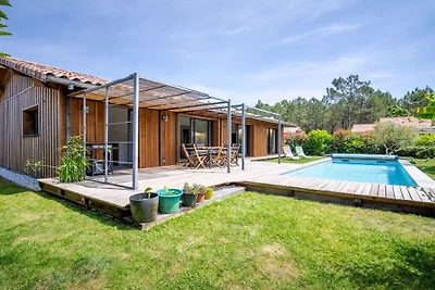 Houten huis met verwarmd zwembad