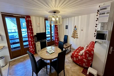 Alpenhütte in der Nähe der Forststraße