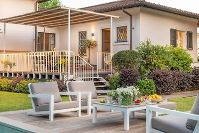 Üppige Villa mit Pool in Pietrasanta