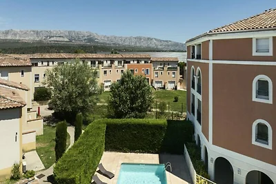 Villa in Rousset mit Pool und Grünanlage