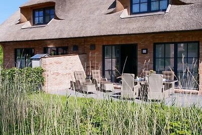 Een huis met een rieten dak, een Friese droom
