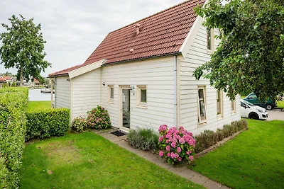 Ferienhaus am Wasser mit Veranda