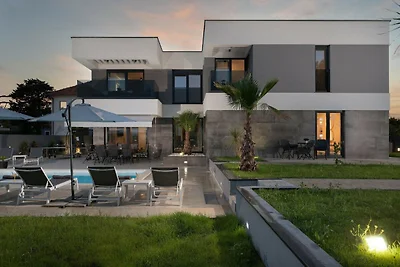 Villa di lusso con piscina e terrazza