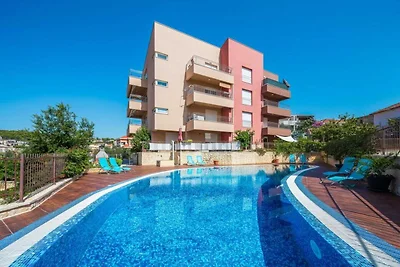 Elegant Hideaway Apartment with Pool - Two Be...
