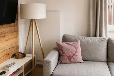 Moderne Wohnung mit Garten und Bergblick