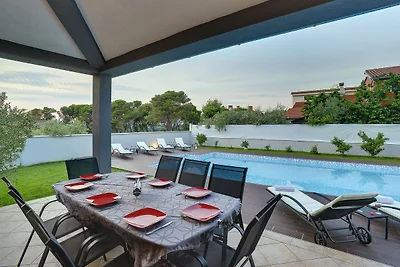 Moderne Villa in Pula mit Pool und Parkplatz