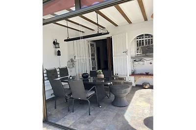 Casa Lina ligt op 900 meter van het strand.