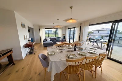 Moderne woning aan de kust met schilderachtig...