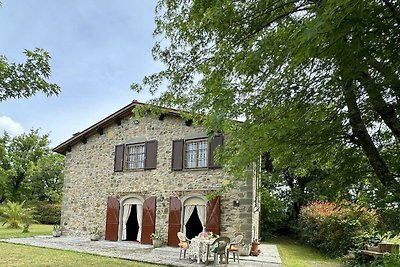 Malerisches Steinhaus mit privatem Garten