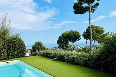 Architektenvilla mit Pool mit Meerblick