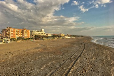 Moderne studio direct gelegen aan het strand ...