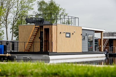 Moderne woonboot met uitzicht op het meer