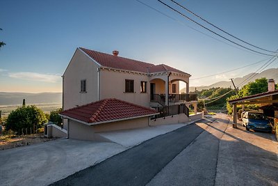 Geräumiges Haus mit Terrasse und Blick in die...