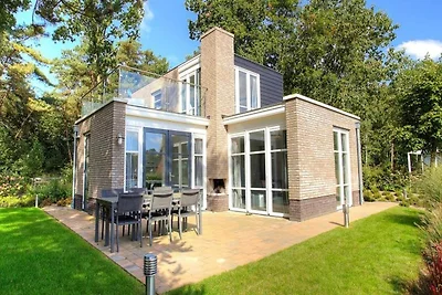 Villa aan het water met dakterras voor 6...