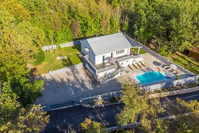 Hübsche Villa mit Pool und Terrasse