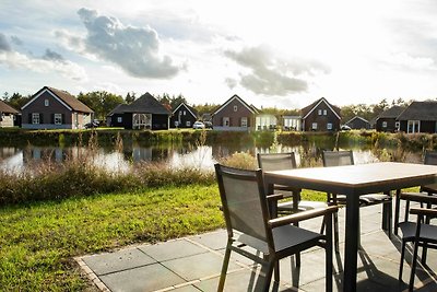 Villa met rieten dak midden in de natuur