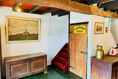 Bauernhaus in der Nähe des Waldes in...