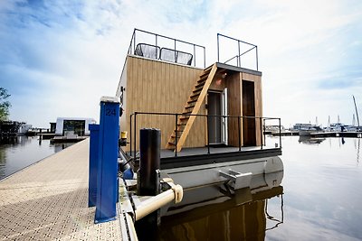 Moderne woonboot met uitzicht op het meer