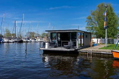 Schönes Hausboot im Yachthafen
