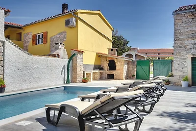 Villa in Gajana mit Schwimmbecken