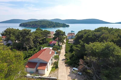 Geräumiges Ferienhaus in Molat mit Pool