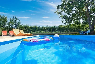 Ferienhaus in Kršan mit Schwimmbecken