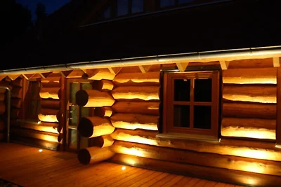 Amanecer en la cabaña de madera de la casa de...