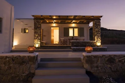 Hell gestaltete Villa mit Pool