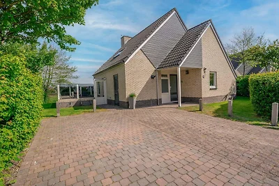 Charmante Villa mit Sauna am Wasser