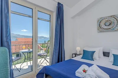 Seaside Getaway Holiday Home with Patio Slati...