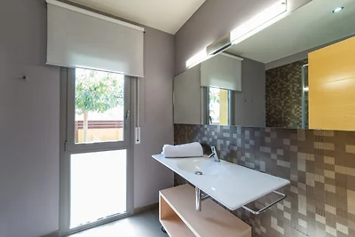 Haus mit großem Garten und privatem Pool