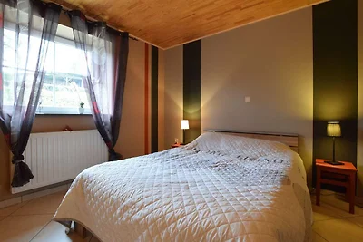 Abgeschiedenes Cottage in Sainte-Ode mit groß...