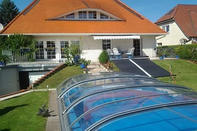 Bungalow in Röbel mit Schwimmbecken