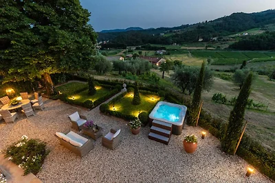 Villa a Lucca con Jacuzzi e Vigneti